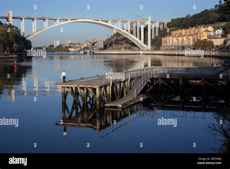 arrabida bridge porto.